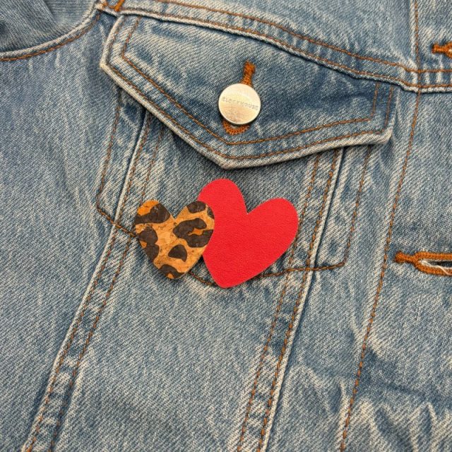 Daphné, pin’s rouge et léopard