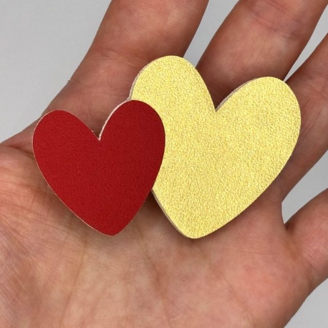 Daphné, pin’s rouge et doré